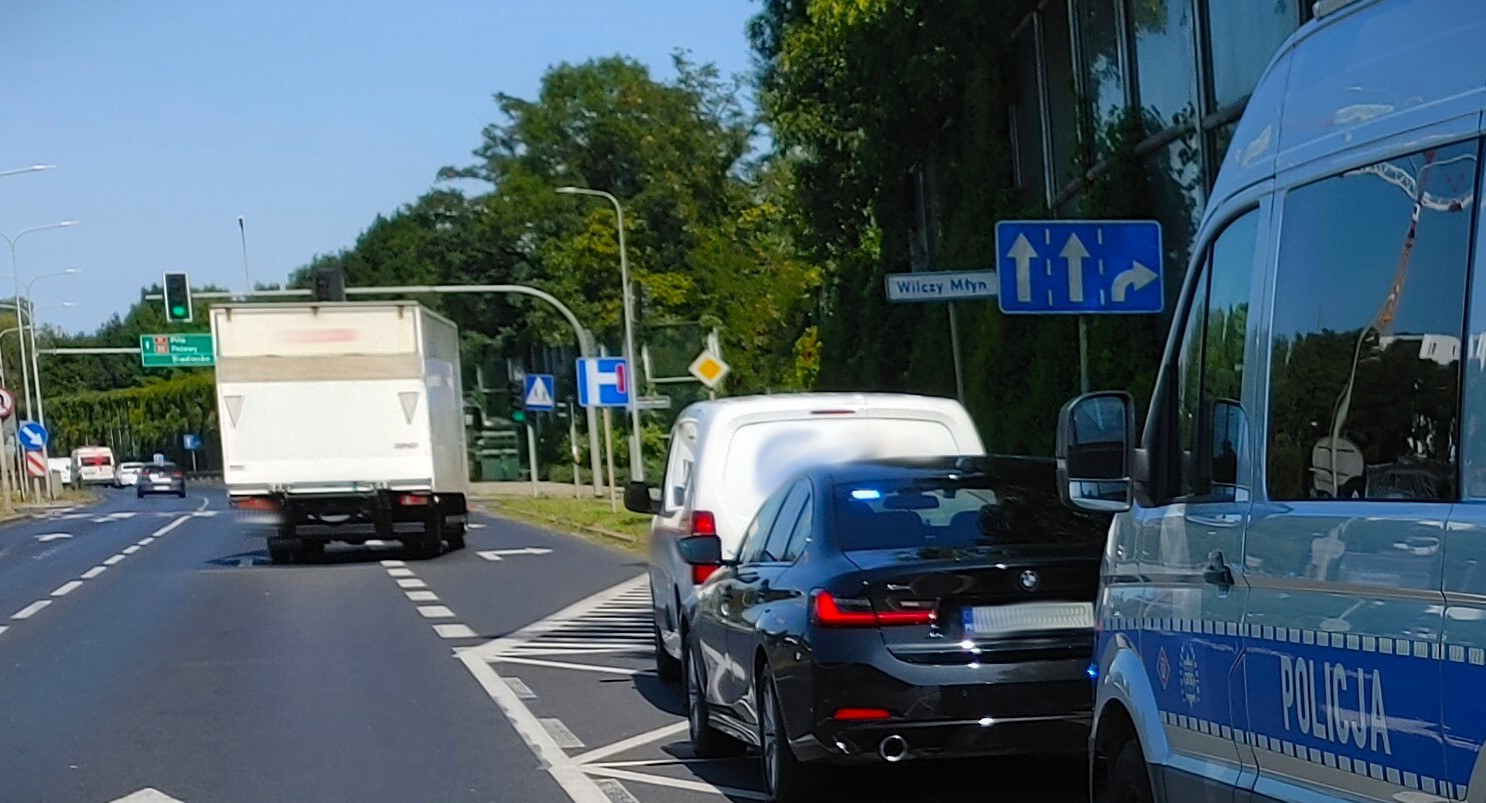 Kontrolowany samochód, nieoznakowany radiowóz CANARD, oznakowany radiowóz Policji